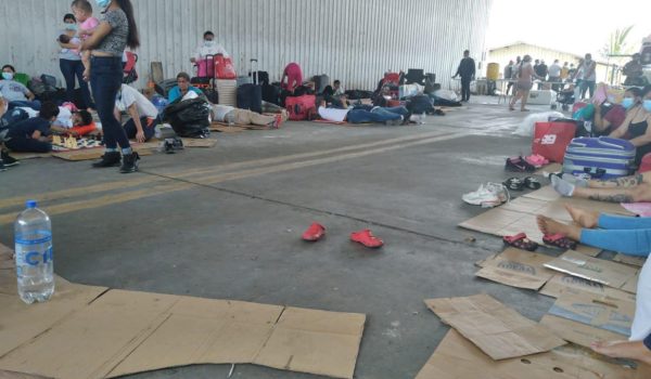 132 nicaragüenses duermen sobre cartones en el piso, otros sentados mientras esperan que Nicaragua autoricé su ingreso. LA PRENSA / CORTESÍA