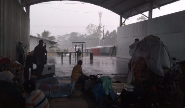 El segundo grupo de nicas varados ya cumplieron un mes. Este lunes llovió y el agua se les metió en el galerón donde permanecen día y noche. LA PRENSA / CORTESÍA