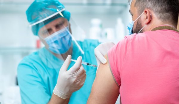 Covid-19: cómo es el primer ensayo mundial inyectando coronavirus a personas para probar tratamientos y vacunas