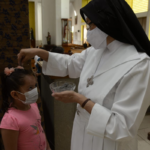 En la Catedral Metropolitana de Managua durante todo el día estarán ministros y religiosos impartiendo el rito a los feligreses. LA PRENSA / J. FLORES