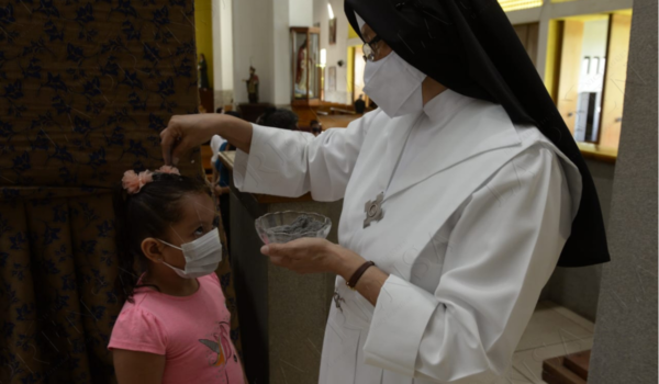 En la Catedral Metropolitana de Managua durante todo el día estarán ministros y religiosos impartiendo el rito a los feligreses. LA PRENSA / J. FLORES