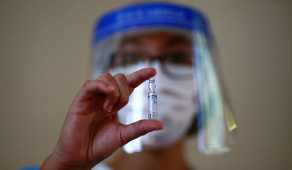 Escándalos con la vacuna del coronavirus: cómo la lucha contra la covid-19 desnuda viejos vicios de América Latina