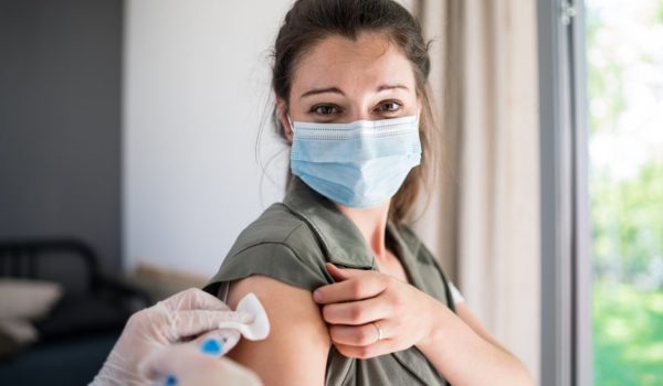 Vacunas contra la covid-19: ¿es posible contraer el coronavirus y contagiar a otros después de vacunarse?