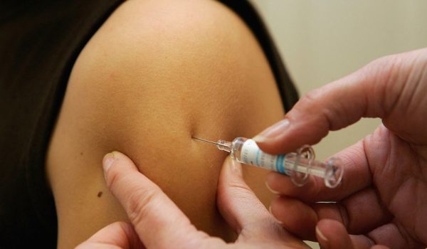 Por qué las vacunas contra el coronavirus se ponen en el brazo y no en otras partes del cuerpo