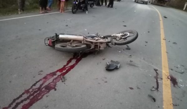 Niño, de 11 años, pierde la vida tras estrellar la motocicleta que conducía contra un camión