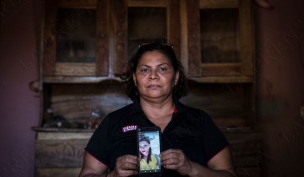María Fernanda Barrientos, tía de Lala, cataloga el asesinato de su sobrina como "crimen de odio" y exige que los autores del crimen paguen con "condena perpetua". LA PRENSA / W. LÓPEZ