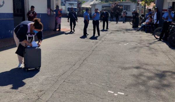 Policía asedia en Ometepe a la abogada Yonarqui Martínez cuando llevaba medicamentos a don Justo Rodríguez