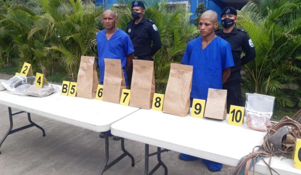 Hombres amarraron, arrastraron y apedrearon a joven hasta matarlo