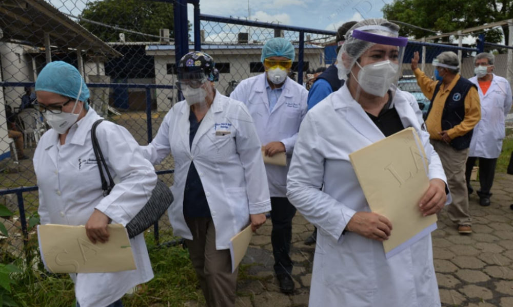 médicos,