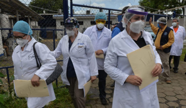 médicos,