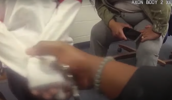 Violencia policial en Estados Unidos: las imágenes del niño de 5 años que terminó esposado porque se escapó de la escuela
