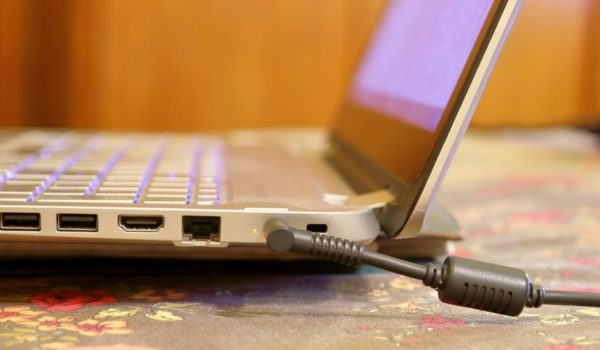 ¿Es mejor tener la laptop enchufada todo el tiempo o usar la batería?: esto es lo que dicen los expertos