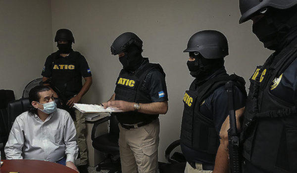 Detienen a dos funcionarios en Honduras por sobrevalorar compra de hospitales móviles especializados en Covid-19