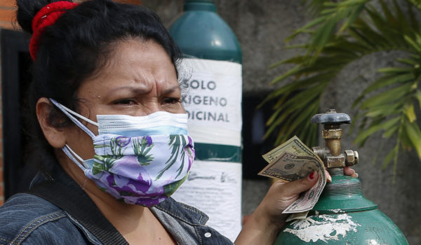 «Ruego a Dios que aún esté respirando». El calvario por oxígeno para enfermos de Covid-19 en Venezuela