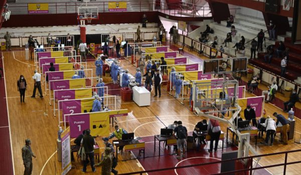 Argentina prorroga restricciones y prevé semanas difíciles por Covid-19