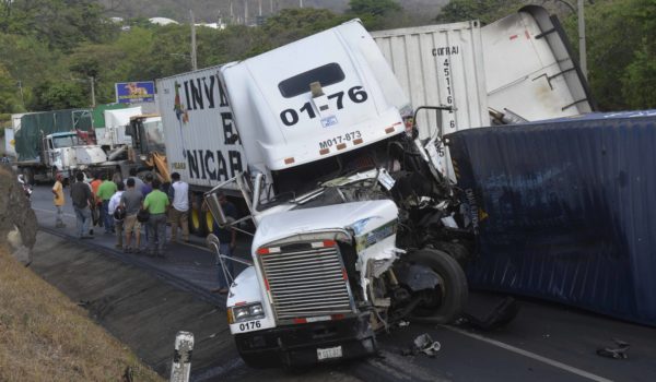 Periodista cuenta el milagro que vivió al salir ilesa de accidente de la Cuesta El Plomo este sábado