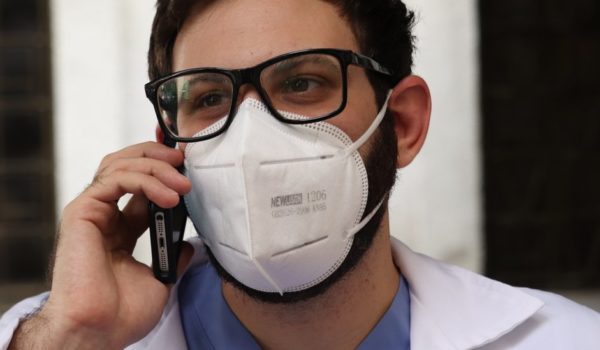 Coronavirus en Venezuela: los médicos voluntarios que tratan la covid-19 por teléfono ante la saturación en los hospitales
