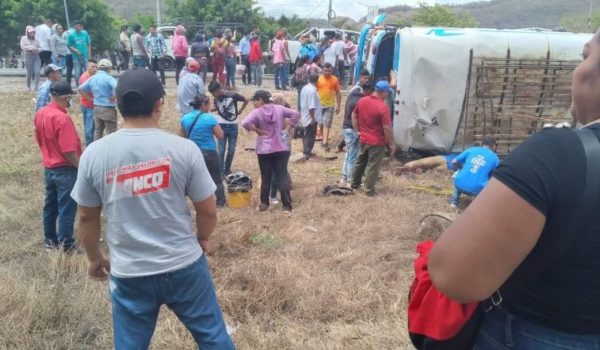 Vuelco de bus en Sébaco, Matagalpa, deja varios lesionados