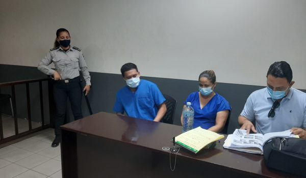 Lester Arias y su suegra Elda Velásquez condenados a 30 años de prisión por parricidio. LA PRENSA/Ernesto García . V