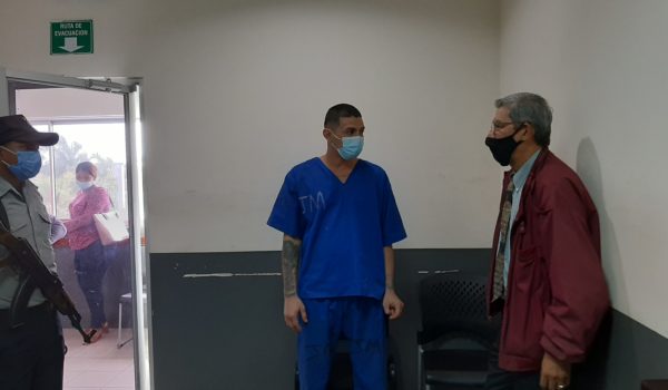 Carlos Ordoñez Medrano acusado de robo agravado frustrado conversa con su abogado, LA PRENSA/ERNESTO GARCÍA