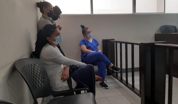 Nancy Calderon ( primer plano) y Yanty ( uniforme azul) señaladas por millonario faltante en casino Aladdin. LA PRENSA/Archivo
