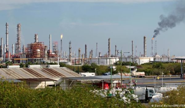 Se registra explosión en planta de Pemex en México