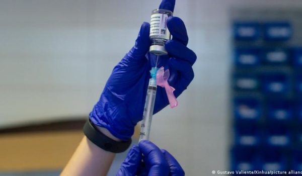 Universidad de Oxford pausa ensayos en menores de vacuna desarrollada con AstraZeneca