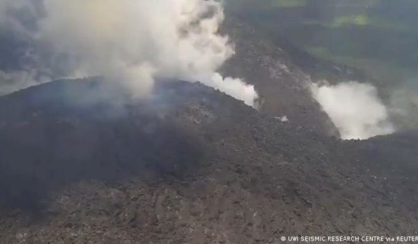 Explosiva erupción del volcán Soufriere, en la isla caribeña San Vicente