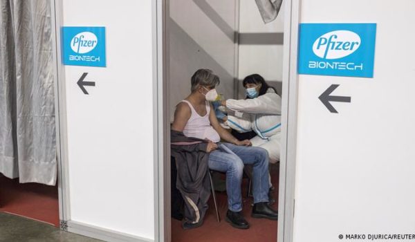 Enfermera alemana admitió haber rellenado vacunas COVID-19 con solución salina