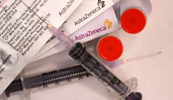 Vacuna de AstraZeneca: la agencia europea confirma que los coágulos son «un efecto secundario aunque raro»
