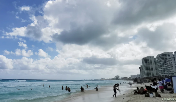 Playas mexicanas repletas en feriado pese a pandemia