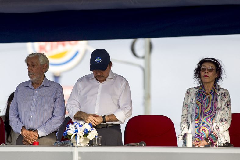 Daniel Ortega (c), su esposa Rosario Murillo (d), y el comandante revolucionario Víctor Tirado (i), durante minuto de silencio en honor a los caídos en las pasadas manifestaciones. La manifestación oficialista fue en la Plaza de Las Victorias