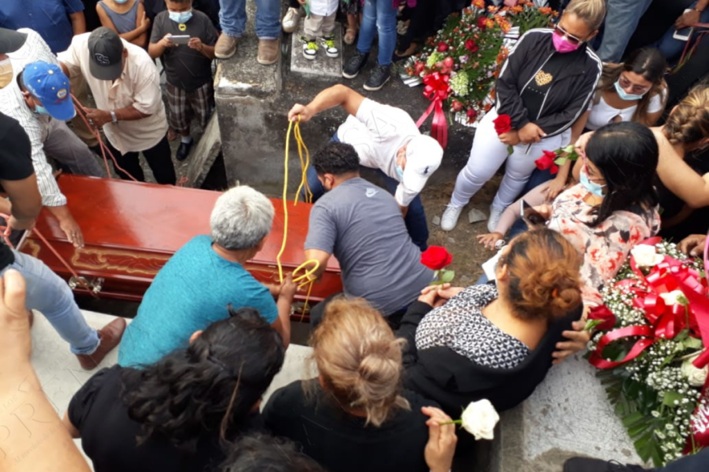  Decenas de boaqueños asistieron al funeral de Norma Saravia Rugama, sepultada el pasado jueves 15 de abril en su natal Boaco. LA PRENSA/Archivo