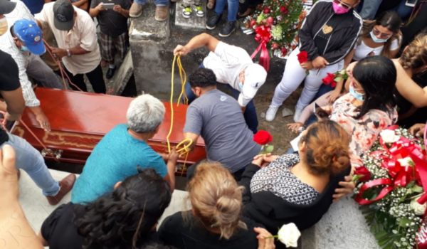 Decenas de boaqueños asistieron al funeral de Norma Saravia Rugama, sepultada el pasado jueves 15 de abril en su natal Boaco. LA PRENSA/Archivo