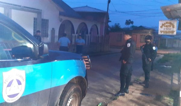 Policía golpea a la periodista Kalúa Salazar y le impide que salga de su casa en Bluefields
