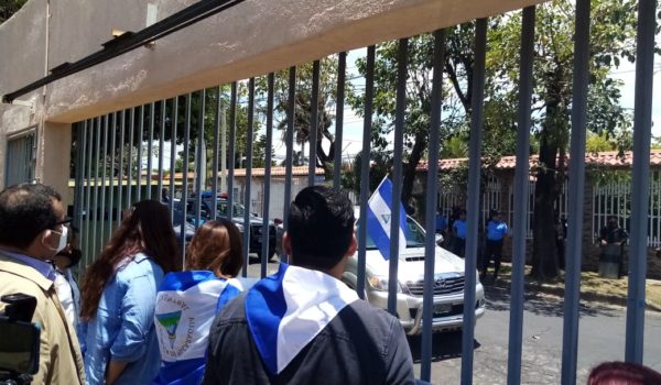 Opositores y periodistas estuvieron retenidos por la Policía en sede de la UMN