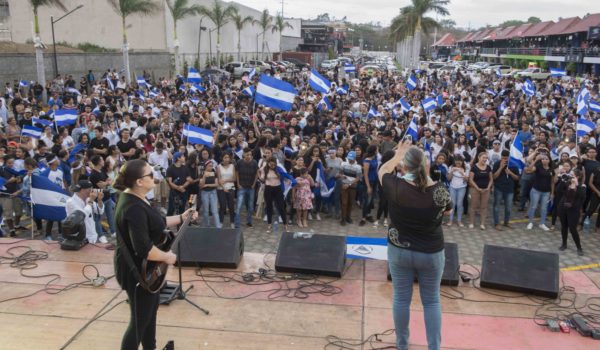 Un día como hoy de 2018 | Artistas nicaragüenses rinden homenaje a los caídos de abril con el concierto Cantemos por la Paz