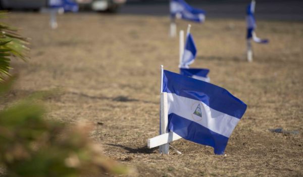 Un día como hoy de 2018 | Nicaragüenses colocaron cruces por segunda vez en la rotonda Jean Paul Genie