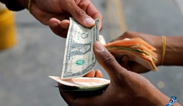 Crisis en Venezuela | «Me dan un billete de US$20 por 18 billetes de US$1»: los problemas de encontrar cambio en dólares