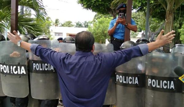Policía impide protesta que realizaban miembros de la UNAB en conmemoración al tercer año de lucha cívica