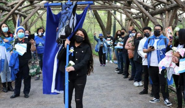 Nicaragüenses entonan Himno Nacional en Central Park de Nueva York a tres años de protestas contra el régimen