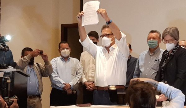 Arturo Cruz se inscribe como precandidato presidencial con la Alianza Ciudadana