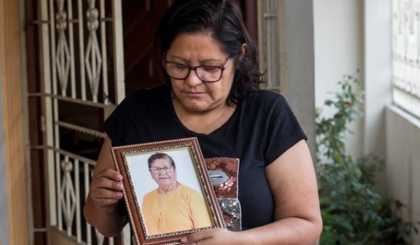 Las familias en Ecuador a las que les han dado las cenizas de desconocidos en medio del caos por la pandemia de coronavirus