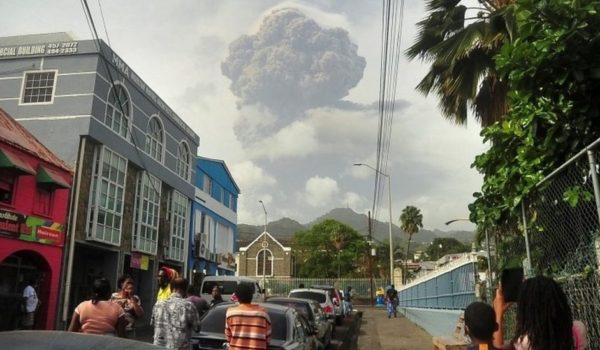 «Tenemos más ceniza que agua»: el primer ministro de San Vicente relata a BBC Mundo la desesperación en la isla caribeña por la erupción volcánica
