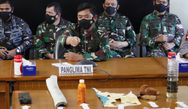Indonesia declara la pérdida del submarino desaparecido con 53 tripulantes
