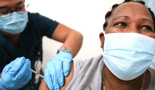 Coronavirus: qué puedes hacer y qué no tras recibir la vacuna, según la ciencia