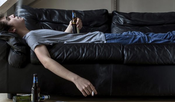 Por qué las consecuencias de llevar una vida sedentaria son «comparables con las de fumar»