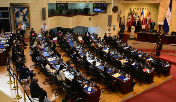 Diputados oficialistas de El Salvador destituyen a magistrados de la Corte Suprema de Justicia y al fiscal general
