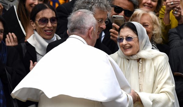 Imagen del 26 de abril de 2017, el Papa Francisco saluda a la ex bailarina de ballet italiana Carla Fracci (derecha) al final de su audiencia general semanal en la plaza de San Pedro en el Vaticano. LA PRENSA/VINCENZO PINTO / AFP