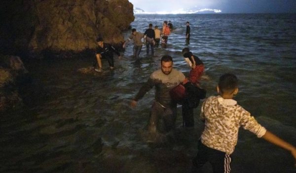 Ceuta: 4 claves que explican la llegada récord de miles de migrantes desde Marruecos a España en dos días